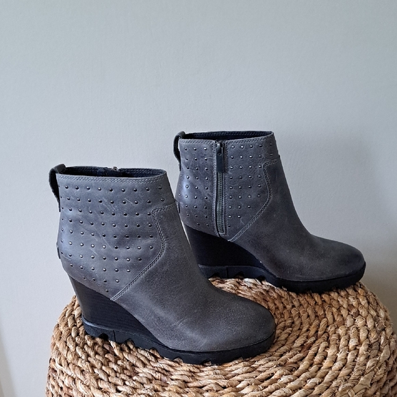 Sorel Womens Uptown Joan Grey Leather Wedge Ankle Metal Stud Accents Booties S-8